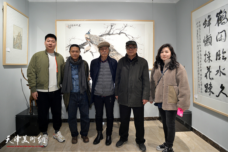 左起：房志鹏、姚铸、姚景卿、郭书仁、王霞在展览现场。