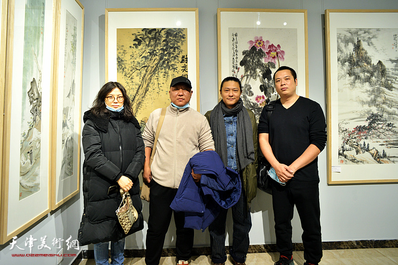 左起：东野升珍、崔雪涛、姚铸、姚丽彬在展览现场。