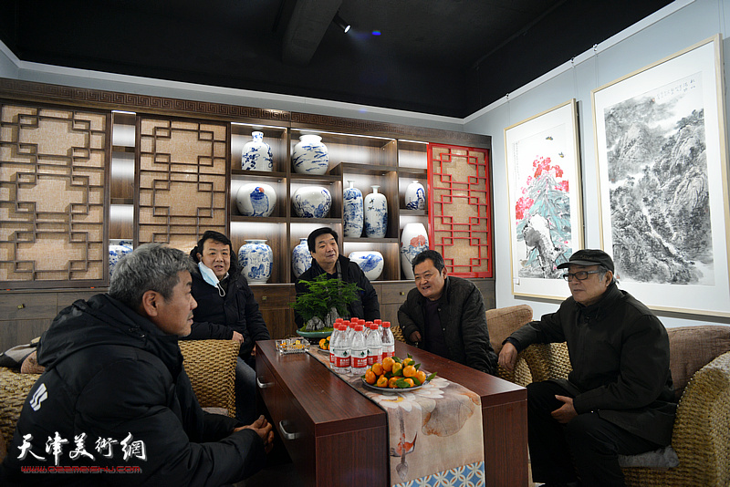 左起：张运河、王卫平、翟鸿涛、白鹏、郭书仁在同飞书画院艺术馆