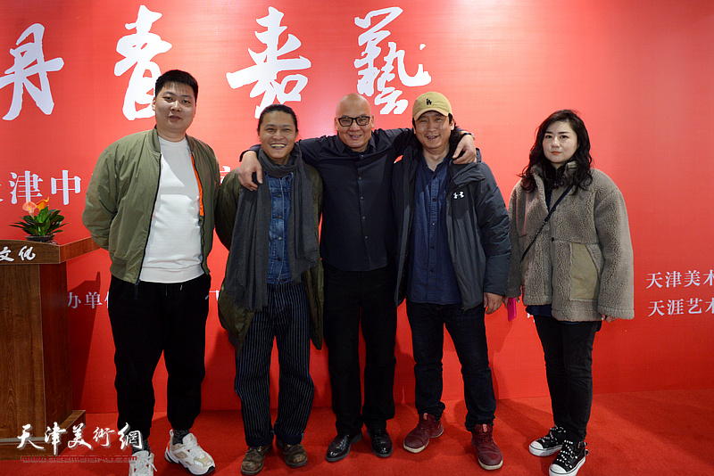 左起：房志鹏、姚铸、王凤立、梁健、王霞在同飞书画院艺术馆