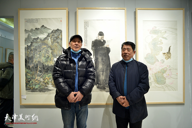 单宝中、王海云在同飞书画院艺术馆。