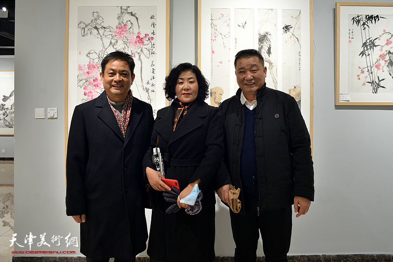 皮志刚、蒋子祥、崔希荣在同飞书画院艺术馆。