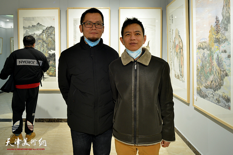 杨海涛、王少桓在同飞书画院艺术馆。