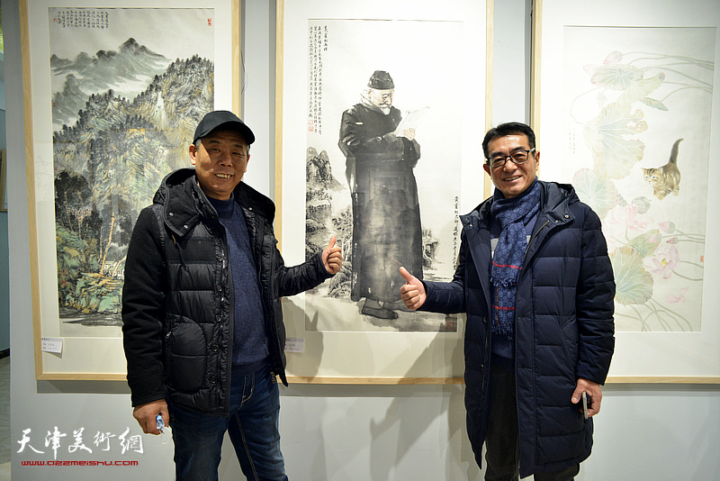 禹宝财、王维泉在同飞书画院艺术馆。
