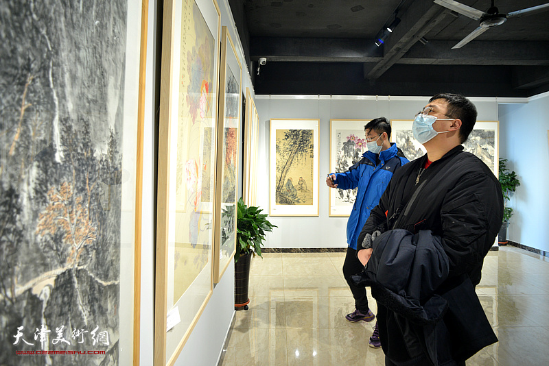 “丹青嘉艺——天津中青年名家书画邀请展”现场。