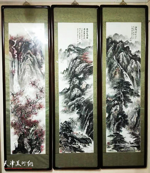 图为现场展示的穆怀安山水画作品