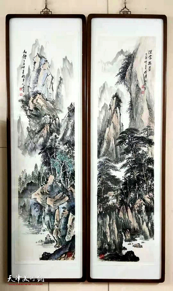 图为现场展示的穆怀安山水画作品