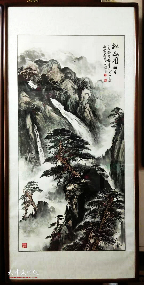 图为现场展示的穆怀安山水画作品