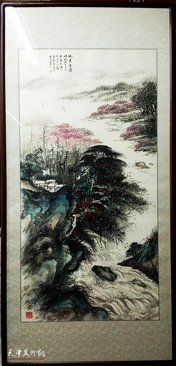 图为现场展示的穆怀安山水画作品