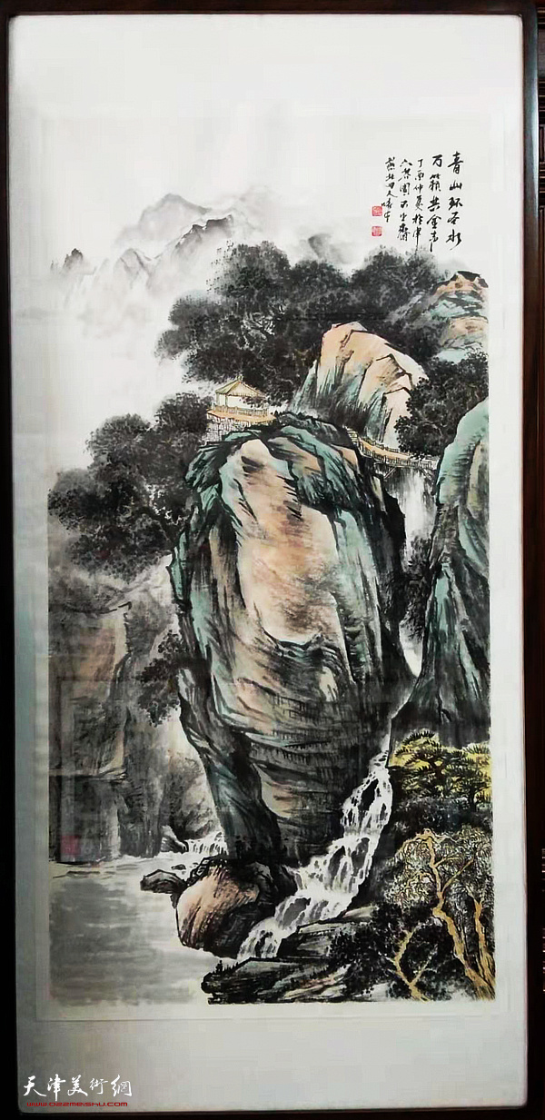 图为现场展示的穆怀安山水画作品