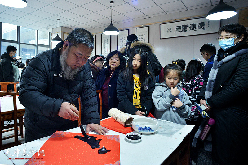 张法东在迎春联谊会现场。