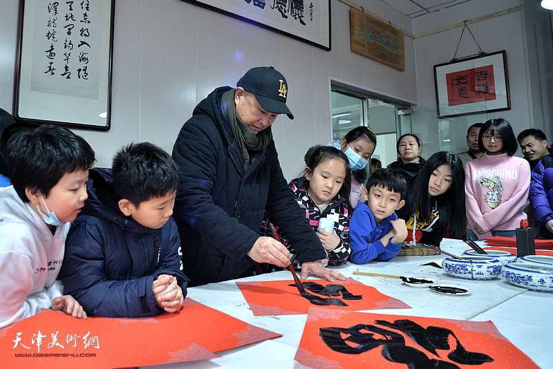 刘杰在迎春联谊会现场。