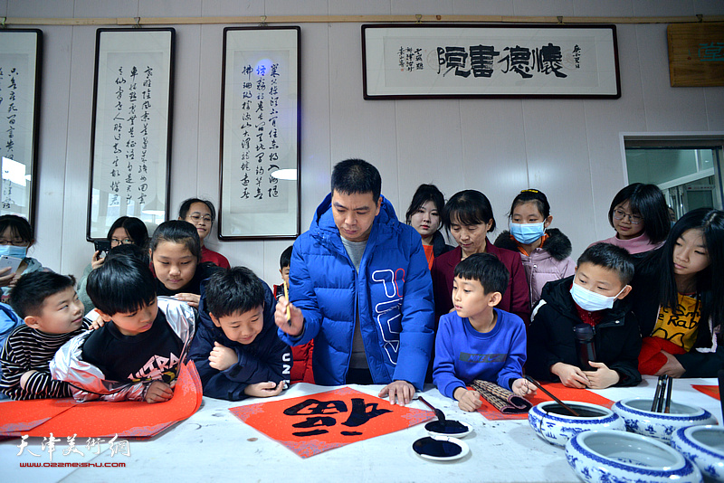 于洪岩在迎春联谊会现场。