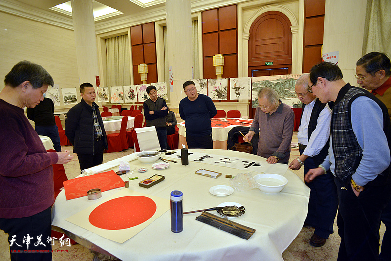 人民书画院天津分院举办迎接建党百年、庆祝全面小康书画笔会现场。