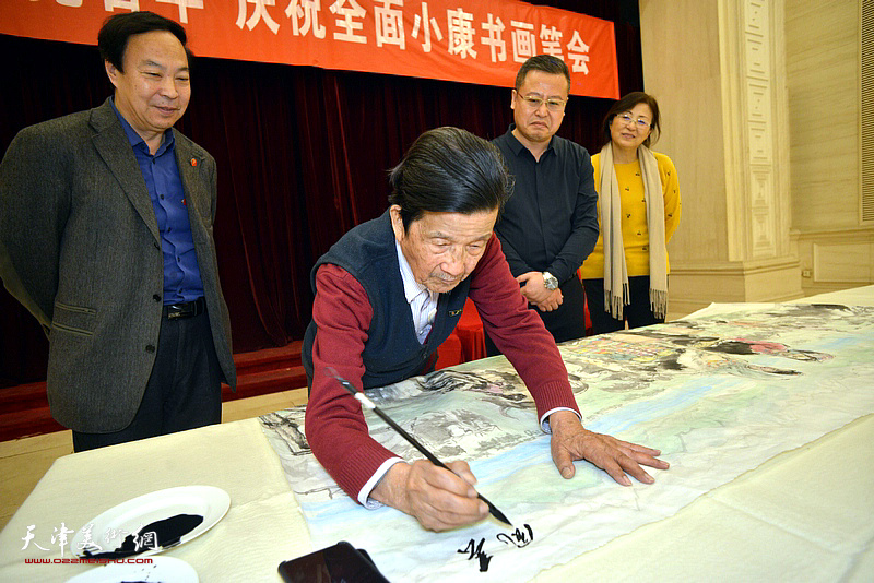 杜明岑在迎接建党百年、庆祝全面小康书画笔会现场创作。