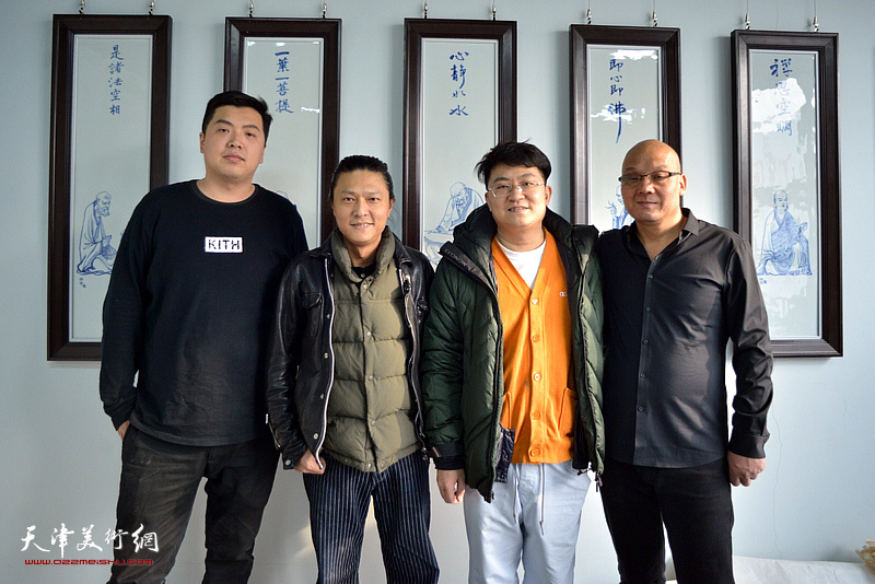 左起：张晓琎、姚铸、爱新觉罗·伯骧、王凤立在天津同飞书画院