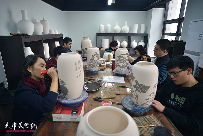 天津市群艺馆“国画沙龙”部分成员在天津同飞书画院画瓷。