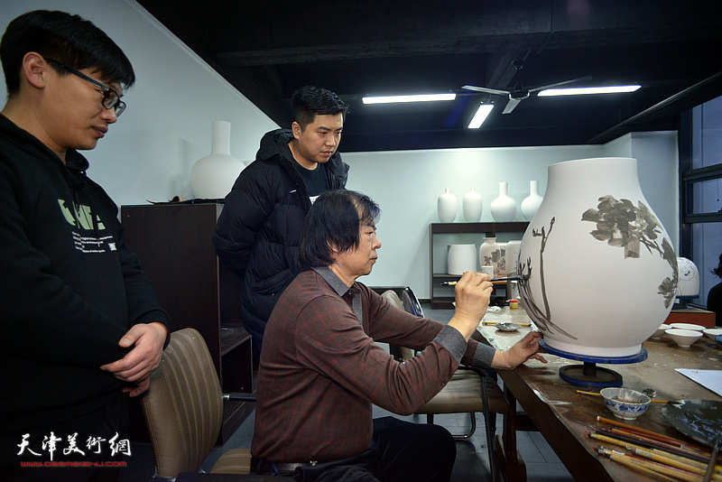 史振岭、张晓琎、刘义军在天津同飞书画院画青花瓷。
