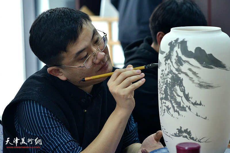 彭绍阳在天津同飞书画院画青花瓷。