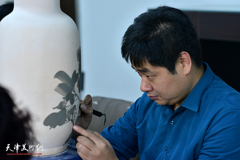 黄易非在天津同飞书画院画青花瓷。