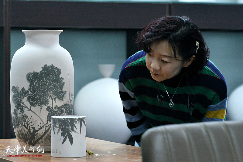 朱珊在天津同飞书画院画青花瓷。