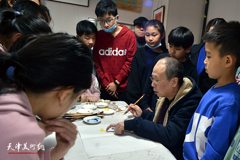 王冠惠在怀德书院“孙其峰艺术研究院公益讲堂”现场。