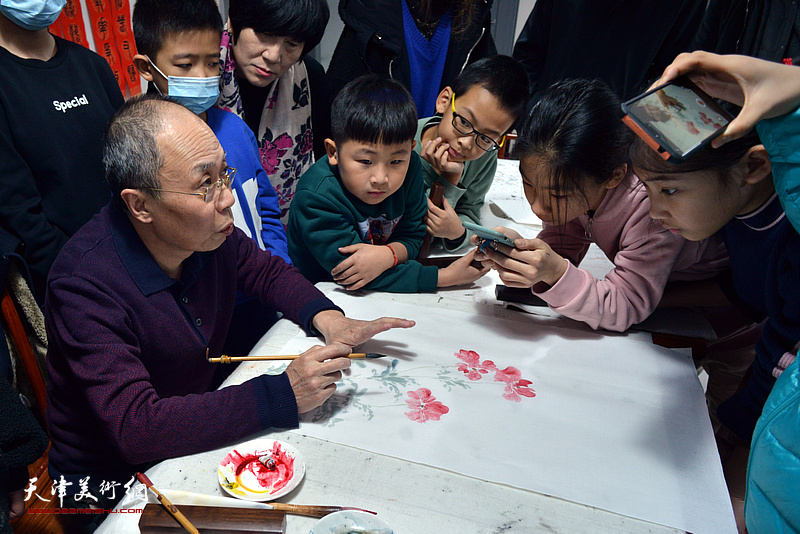 王冠惠在怀德书院“孙其峰艺术研究院公益讲堂”现场。