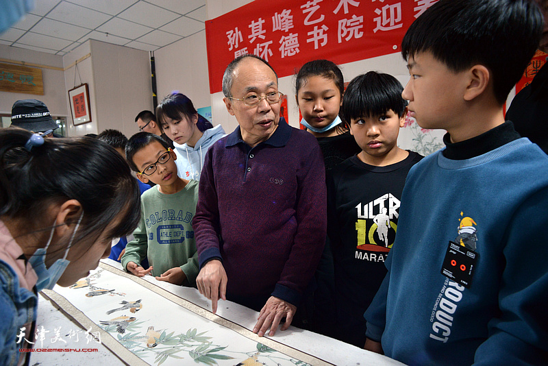 王冠惠老师点评司佟宇小同学绘制的中国画长卷《春意盎然》。 