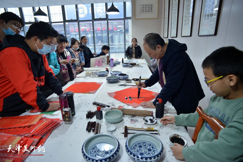 王冠惠老师在怀德书院写福迎春。