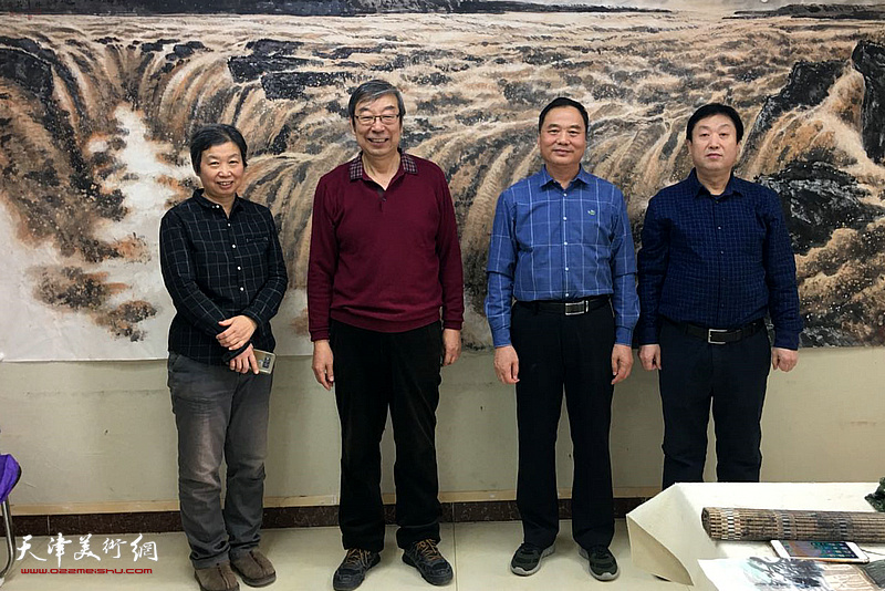 左起：许鸿茹、时景林、邢立宏、刘胜洋在作品前合影。