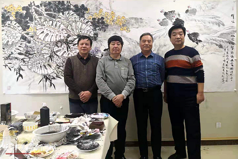 左起：李根友、王惠民、邢立宏、翟鸿涛在作品前合影。
