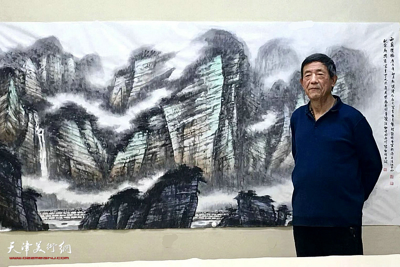 画家张柏林在画作前。