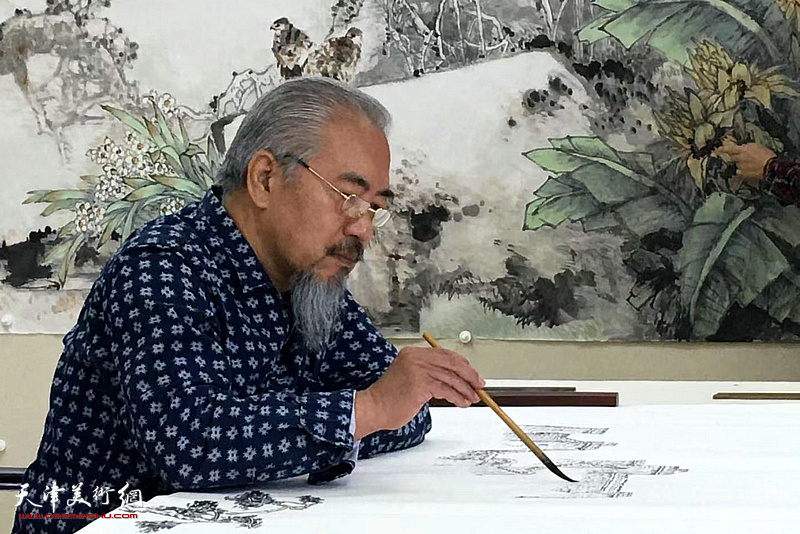 画家杨来春在创作中。