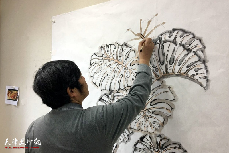画家王惠民在创作中。
