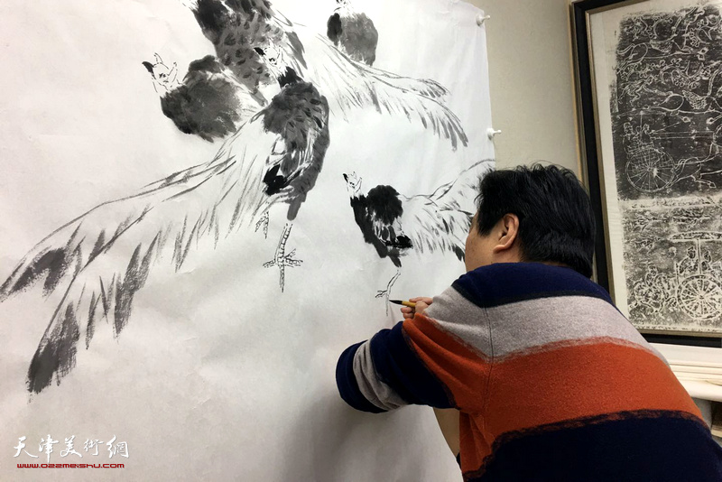 画家翟鸿涛在创作中。
