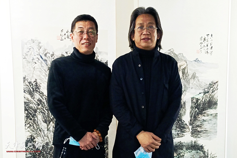 李毅峰、周明在展览现场。