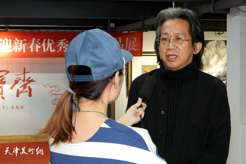 李毅峰在展览现场接受媒体采访。