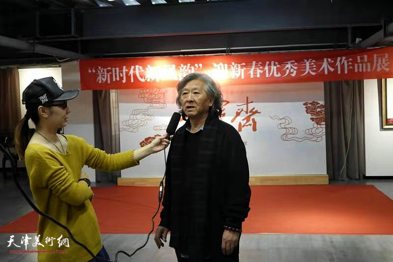 刘向东在展览现场接受媒体采访。