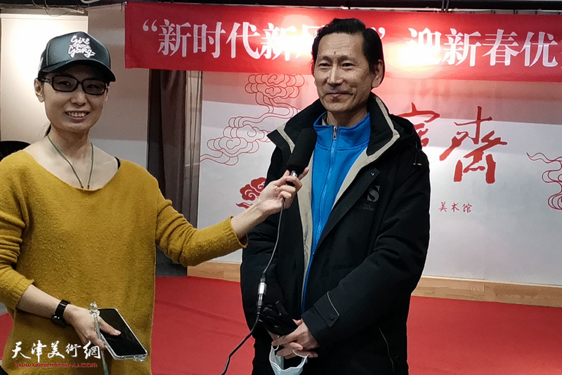 田宝江在展览现场接受媒体采访。