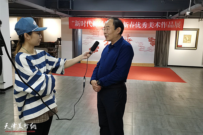 卞昭宏在展览现场接受媒体采访。
