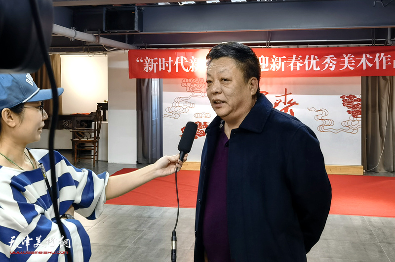 刘德明在展览现场接受媒体采访。