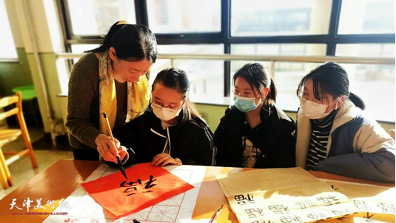 庄雪阳辅导藏族同学写福字。