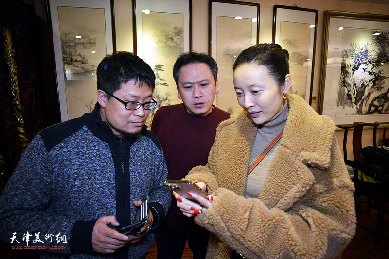 霍岩、闫勇、曲蕃蕊在海顺印业名家雅集现场。