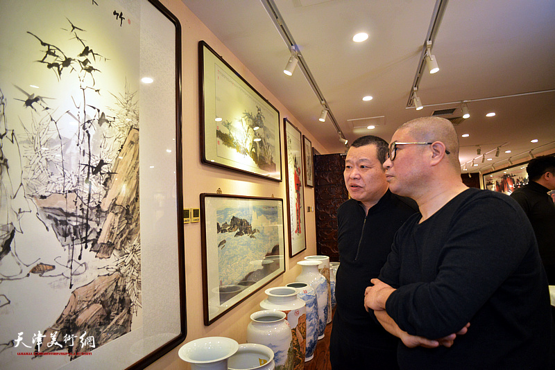 谭乃麟、姜立志观赏华夏美术馆的藏品。