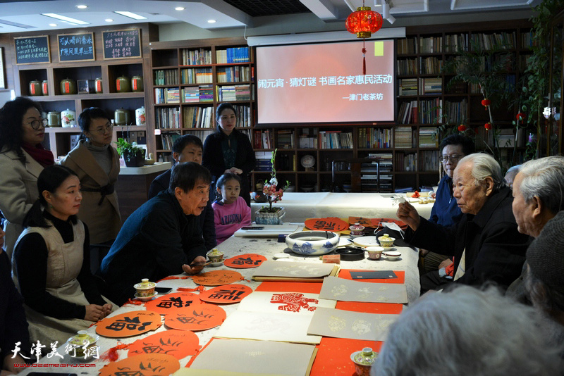 老茶坊书画名家惠民活动现场。