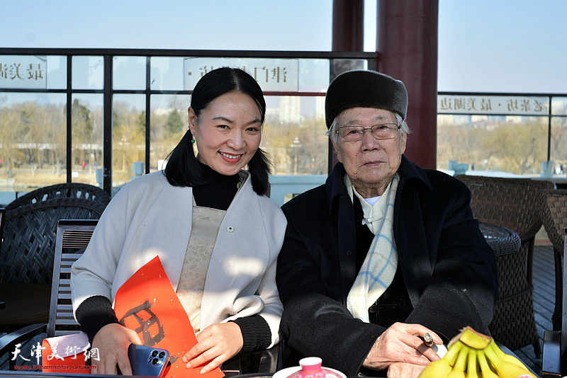 华非、赵学娟在老茶坊戏台。