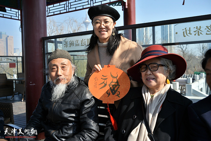 刘栋、杨会敏、赵晓丽在老茶坊戏台。