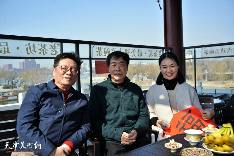 姜维群、罗文华、赵学娟在老茶坊戏台。