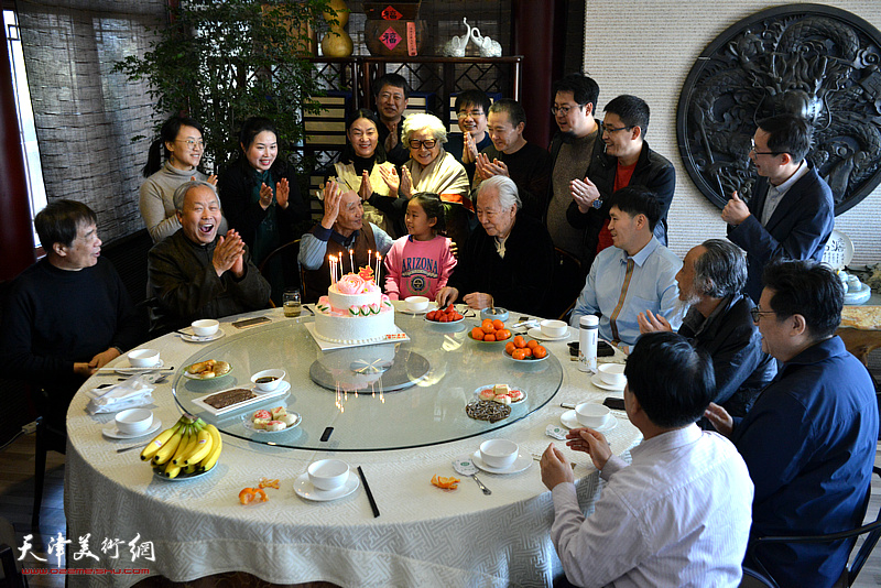 大家恭祝毕开文先生九十岁生日快乐。