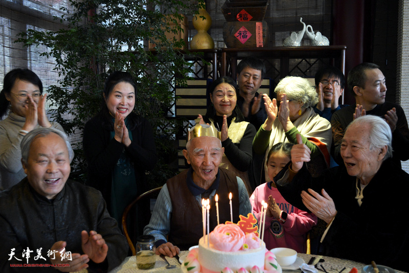 大家恭祝毕开文先生九十岁生日快乐。